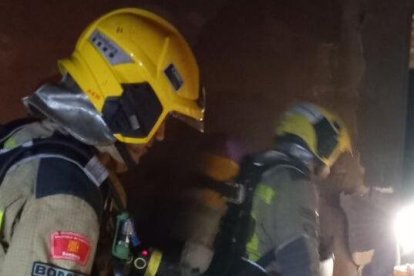 Els bombers trebllant en l'incendi de Tortosa.