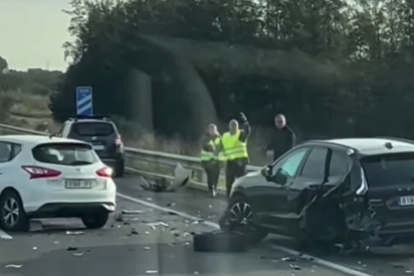 Imatge de l'accident amb tres vehicles implicats a l'A-7 a Vila-seca.