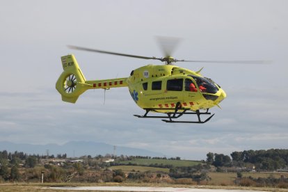 Un dels helicòpters del SEM aterrant a l'heliport del Parc Taulí.