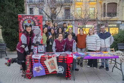 Les entitats Insubmises Roller Derby Reus i H2O van muntar una taula informativa a la plaça de Prim.