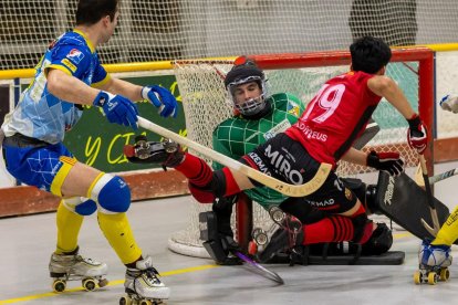 El jugador del Reus, Diego Rojas, en una acció de perill durant el partit d’ahir.