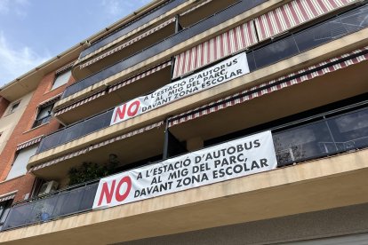 Diversos balcons amb pancartes contràries a la nova estació d'autobusos de Reus.