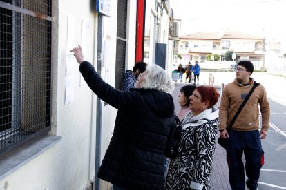Un grup de dones revisen els horaris dels autobusos del servei alternatiu