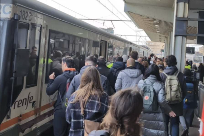 El primer tren que connecta Tarragona amb Barcelona després de les obres al túnel de Roda de Berà.