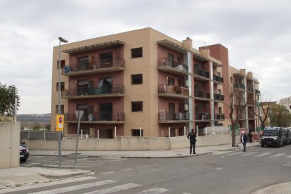 Imatge de l'exterior de l'edifici que els Mossos d'Esquadra desallotgen aquest dimarts a Constantí.