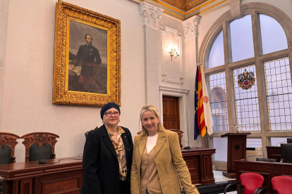 La portaveu del grup municipal, Teresa Pallarès, amb Sarah Dubois.