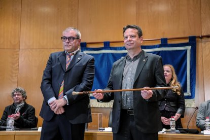 Oliver Klein sostenint la vara d’alcalde al costat d’Enrique Arce, edil socialista que ha presidit el ple.