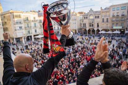 El técnico Jordi Garcia con la Copa en el Balcón de los Sueños.