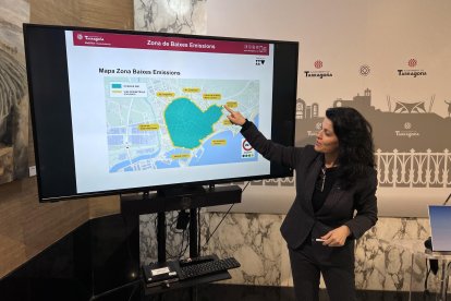 La regidora de Mobilitat, Sònia Orts, assenyala la zona afectada per la ZBE.
