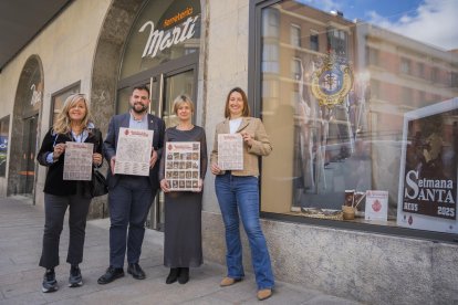 Victoria Simó, Jaume Piñol, Noemí Llauradó i Mònica Bellido, al costat de l’aparador de la Ferreteria Martí.