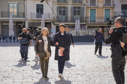 Xuso Jones, presentador del programa, amb una concursant a la plaça del Mercadal.