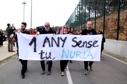 Treballadors de Mas d'Enric i companys de la cuinera assassinada fa un any amb una pancarta durant la marxa feta en l'acte d'homenatge a l'exterior del centre penitenciari del Catllar