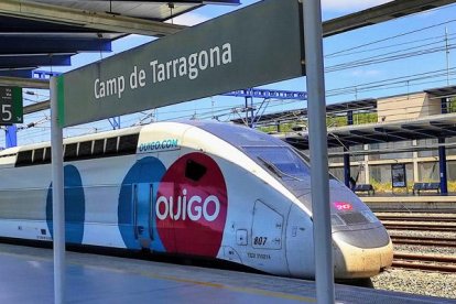 Imagen de un tren Ouigo en la estación del Camp de Tarragona