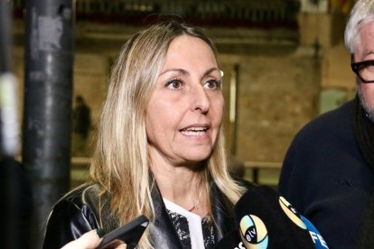 La consellera d'Igualtat i Feminisme, Eva Menor, atenent la premsa després del minut de silenci en senyal de rebuig al feminicidi d'una veïna de Cornellà de Llobregat.