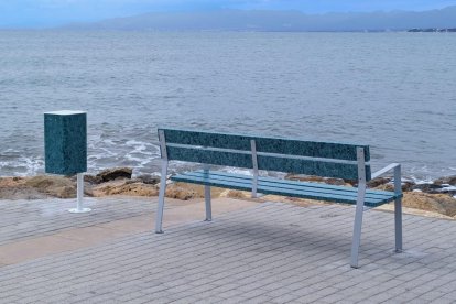 Imagen de un banco y de una papelera fabricados con plásticos recuperados del mar.