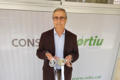 El president del Consell Esportiu del Baix Camp, Ernest Aymamí, amb les noves medalles de l’Olimpíada.