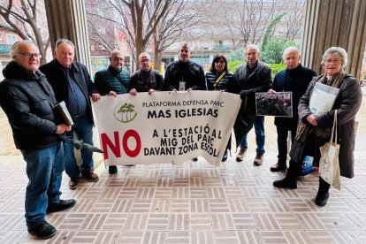 Representants de la Plataforma i altres entitats veïnals en la recollida dels plecs de signatures
