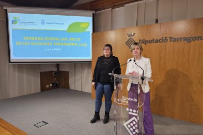 Noemí Llauradó i Carme Ferrer presentant la Trobada Estatal del Pacte de les Alcaldies.