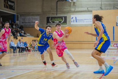 L’escorta AJ Plitzuweit durant el darrer derbi contra el CB Salou el passat diumenge.