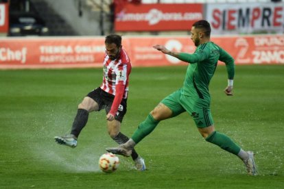 El davanter del Nàstic, Marc Fernández, durant una de les jugades del partit contra el Zamora en la qual l’aigua va ser la protagonista.