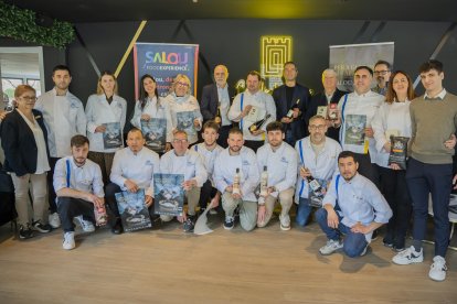 Foto dels cuiners i cuineres participants a les jornades amb els patrocinadors.