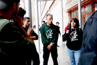 Un grup de pagesos es concentra als Jutjats de Reus on se celebra un judici pel robatori de garrofes.