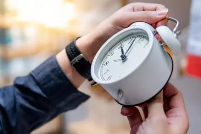 Imagen de archivo de una persona cambiando la hora.