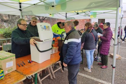 Veïns de la zona, anant a buscar el material corresponent al sistema de recollida porta a porta.