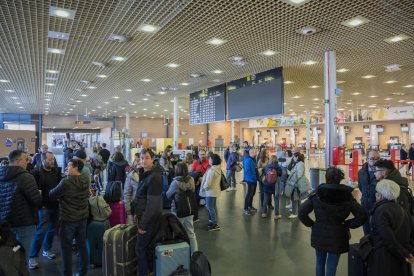 Les instal·lacions de la capital del Baix Camp van rebre ahir els primers passatgers que aterraven a Reus o volaven des d’allí.