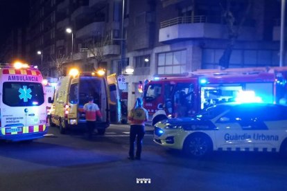 Bombers i SEM treballant al pis de Pere Martell afectat per monòxid de carboni.