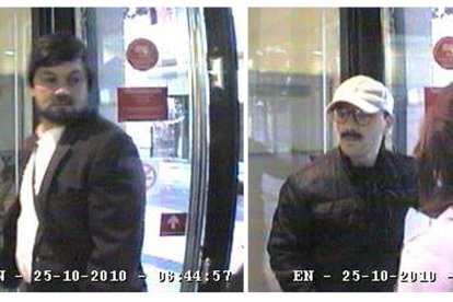 Els atracadors accedint a l'oficina del Banc Santander de Cambrils en una imatge captada per les càmeres de seguretat.