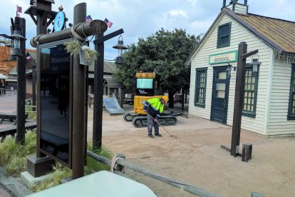 Un treballador executant tasques de manteniment a PortAventura World durant l’aturada del parc.