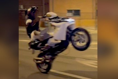 Imagen del motorista denunciado haciendo un caballito.