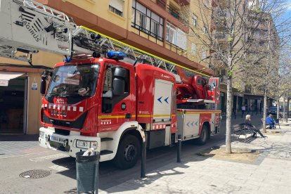 una dotació dels Bombers al lloc dels fets