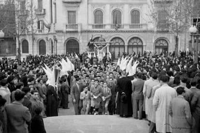 Tot i la seva hora d’inici, el Viacrucis del matí de Divendres Sant ha reunit centenars de feligresos durant molts anys.