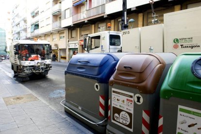 Imatge d’arxiu de maquinària de neteja i contenidors de brossa en un carrer de Tarragona.