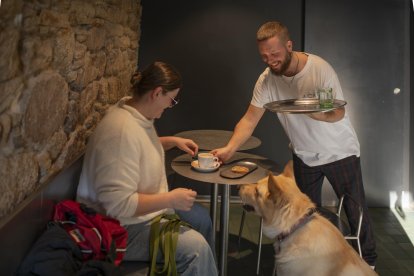 Imagen de la cafetería A Café de Santiago de Compostela, que también ha ganado el nuevo Solete 'pet friendly' de Repsol.