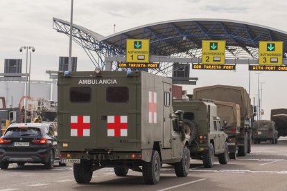 Imatge d’una columna militar entrant al Port de Tarragona el mes de març de l’any 2023