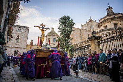 Imatge del pas del Crist de les Set Paraules durant el viacrucis processional de Dilluns Sant.