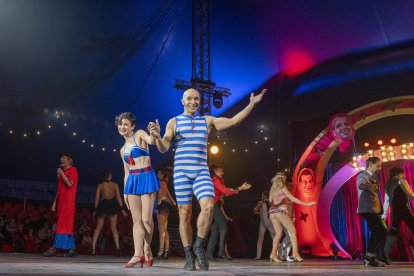 L’espectacle compagina els números de circ clàssic amb els personatges de conte.