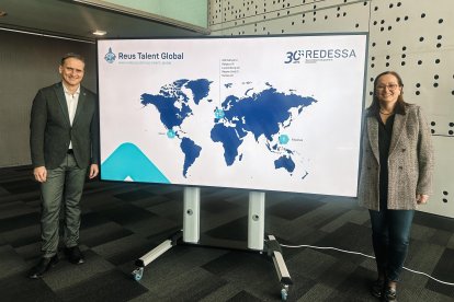 Imatge d’arxiu del conseller delegat de Redessa, Josep Baiges, i la degana de la Facultat de Medicina i Ciències de la Salut de la URV, Fàtima Sabench, presentant el projecte.