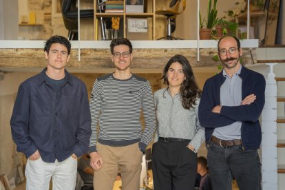 Manuel Prieto, Genís Boix, Amàlia Jansà i Edu Polo en l’espai de treball que comparteixen al carrer Pare Iglesias.