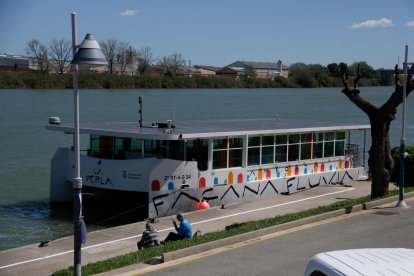 La Perla, el vaixell elèctric que navega pel riu Ebre, a l'embarcador d'Amposta
