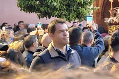 Imagen de Luis Alfonso de Borbón en la plaza de la Pagesia durante la procesión del Sant Enterrament.