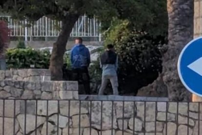 Imatge de persones orinant als jardins del Parc del Miracle.