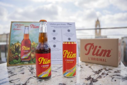 Fotografia de l’aspecte que tindran la nova ampolla de vidre i llauna de Plim.