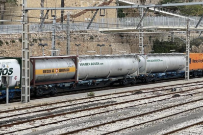 Imatge d'un tren de mercaderies passant per Tarragona.