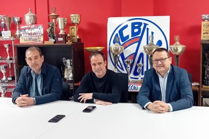 El director tècnic Lluís Cuesta, l’entrenador Víctor Neila i el president del CB Valls Magí Mallorquí.