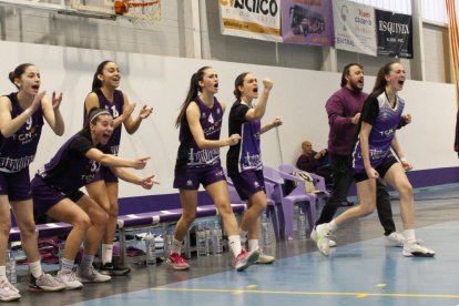 Les jugadores del TGN Bàsquet celebrant durant un partit d’aquesta temporada.