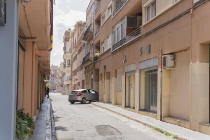 Fotografia del carrer Alt de Sant Josep a Reus on les obres no permetran accedir als pàrquings privats.